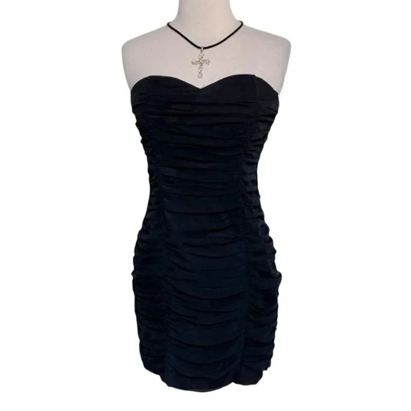 H&M Dresses & Skirts - H&M S‎ black strapless ruched cocktail dress with zipper back